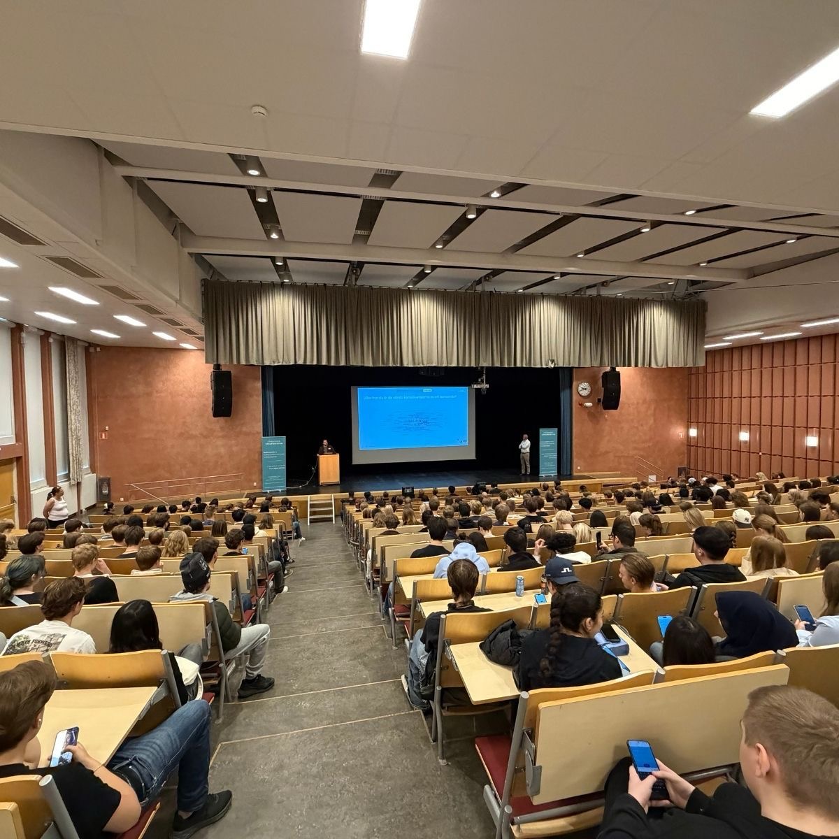 Aula med elever under skolföreläsning